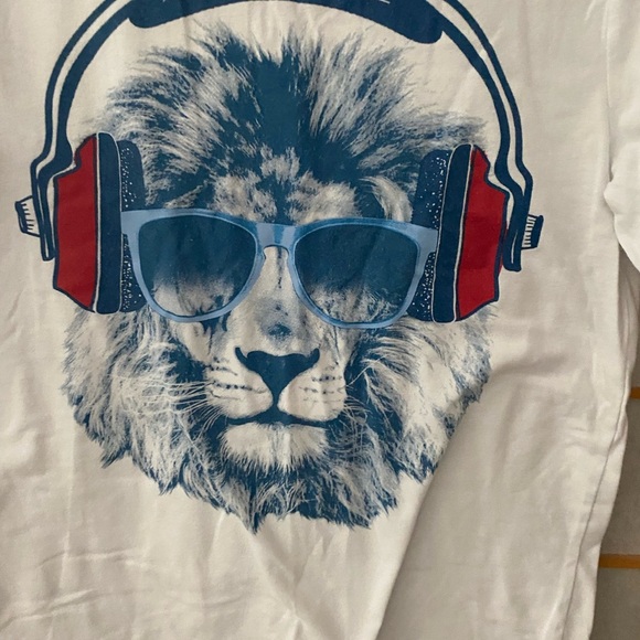 Arizona Jean Company White Shirt Blue Red Lion Headphones Sunglasses Boys XL 18 - Picture 2 of 4